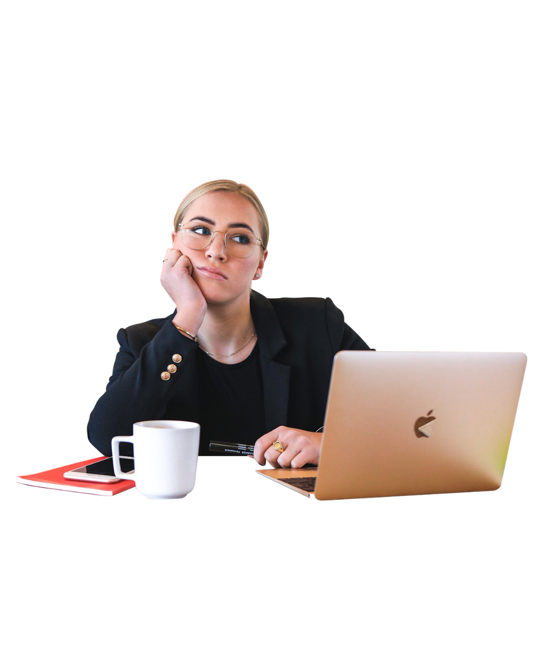 Dirigeante débordée, pensive devant son ordinateur portable